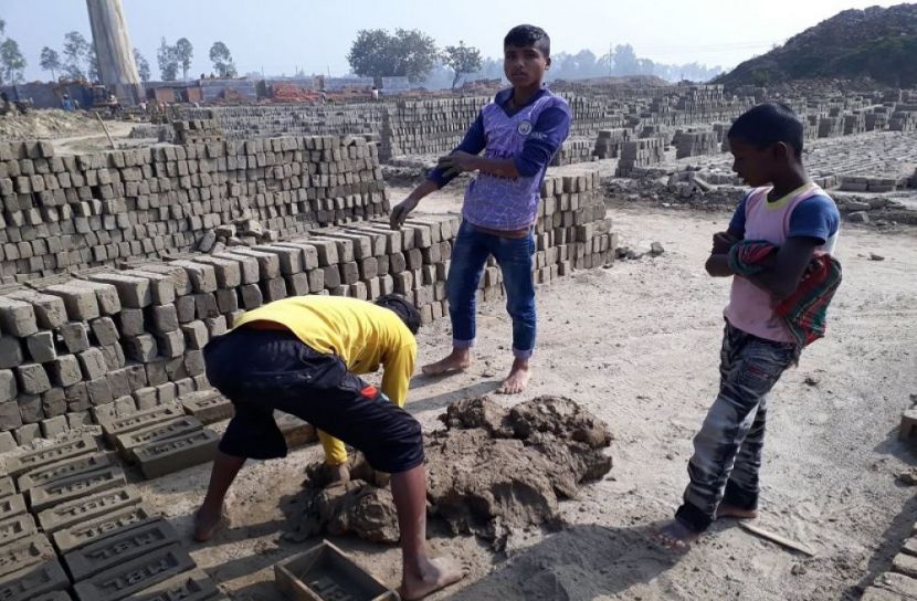 সৈয়দপুরে ইটভাটায় ঝুঁকি নিয়ে কাজ করছে শিশুরা