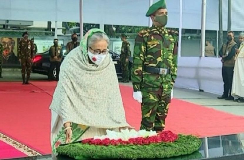 জাতির পিতার প্রতিকৃতিতে প্রধানমন্ত্রীর শ্রদ্ধা