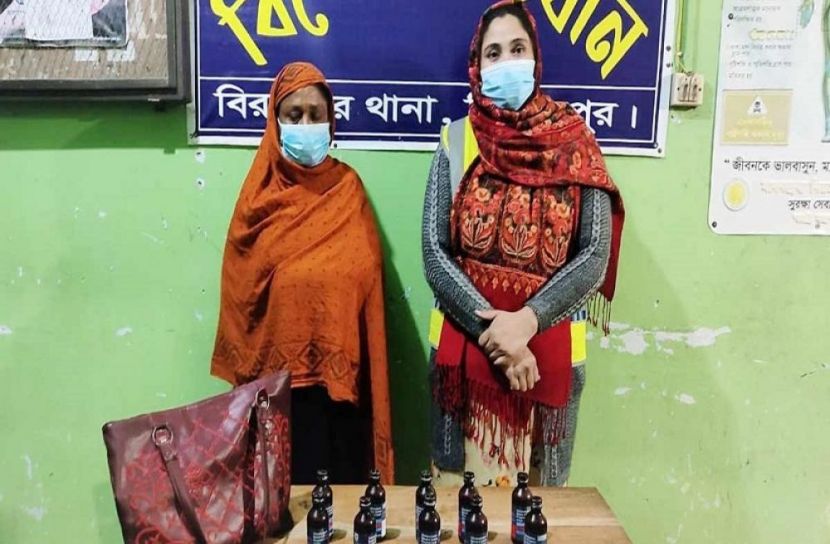 দিনাজপুরে ফেনসিডিল পাচারকারী নারী আটক