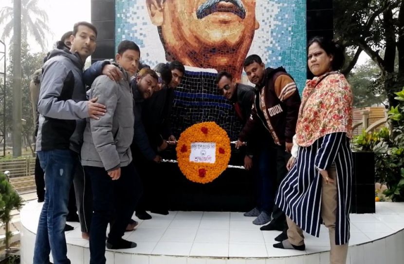 ঠাকুরগাঁওয়ে বঙ্গবন্ধুর প্রতিকৃতিতে স্বেচ্ছাসেবকলীগের শ্রদ্ধা