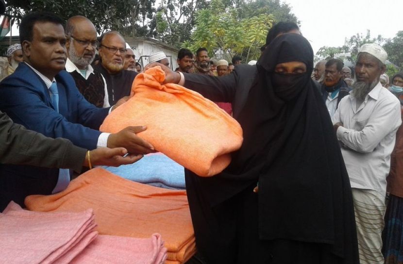 কুষ্টিয়ায় শীতার্তদের মাঝে কম্বল বিতরণ