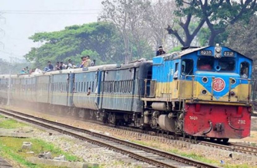 ট্রেন থেকে পড়ে প্রাণ গেল স্কুলছাত্রের