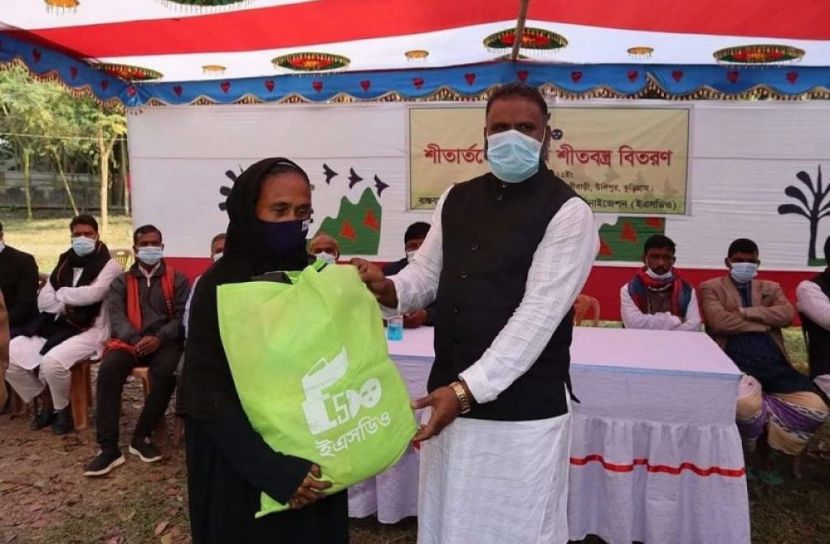 উলিপুরে শীতবস্ত্র ও নগদ অর্থ বিতরণ