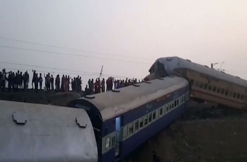 ভারতে ভয়াবহ ট্রেন দুর্ঘটনা, বহু মানুষের মৃত্যুর আশঙ্কা