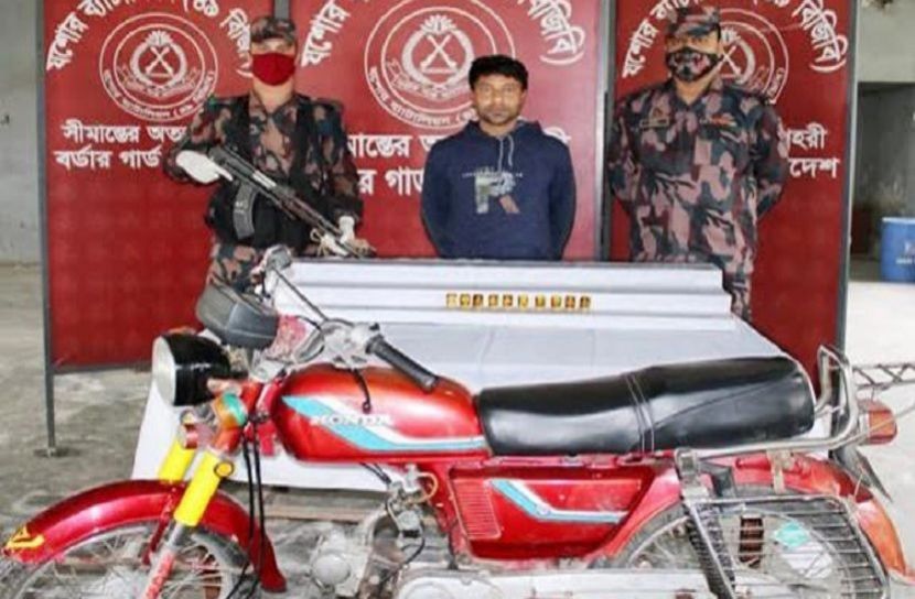 ছবি: স্বর্ণের বারসহ আটক ইসমাইল হোসেন