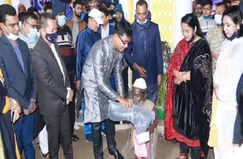 রেলস্টেশনে শীতার্তদের পাশে পুলিশ সুপার