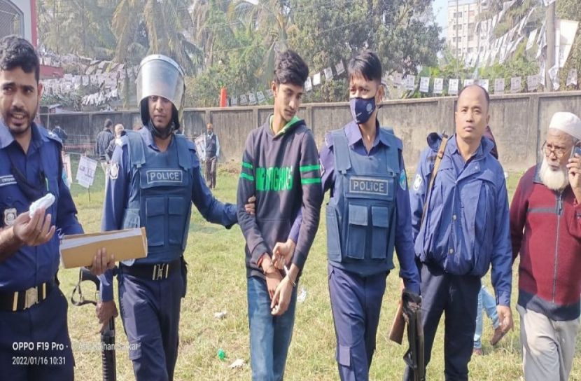 গাঁজাসহ ভোট কেন্দ্র থেকে এজেন্ট আটক