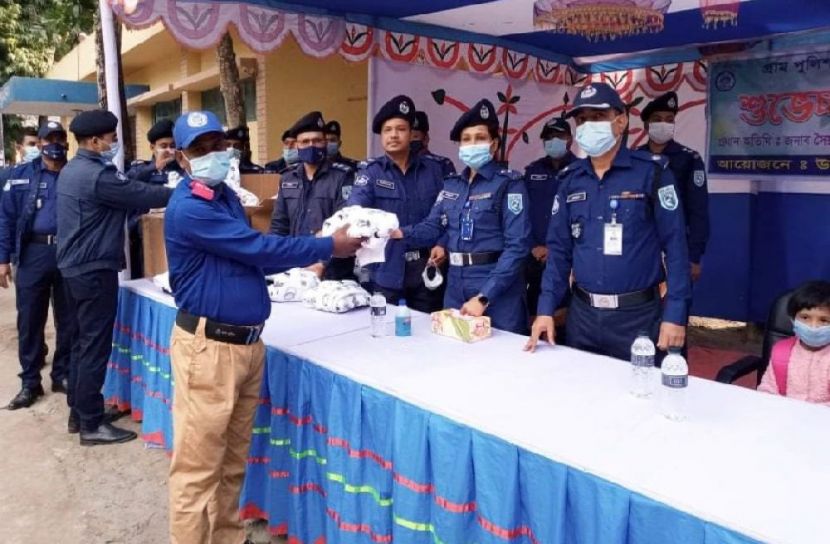 উলিপুরে গ্রাম পুলিশ ও নৈশ প্রহরীদের উপহার দিলেন পুলিশ সুপার