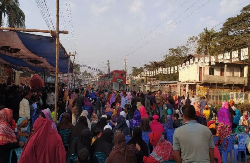 নোয়াখালীতে বাড়ি হামলার প্রতিবাদে সড়ক অবরোধ