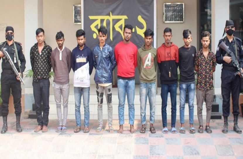মোহাম্মদপুরে দেশীয় অস্ত্রসহ আটক ৯