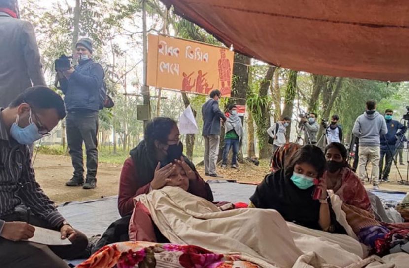 অনশন করা অবস্থায় এক শিক্ষার্থী অসুস্থ হয়ে পড়েছেন (ছবি: সংগৃহীত)