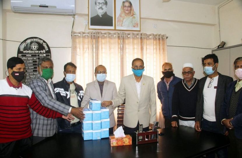 সাংবাদিকদের মাঝে সিভিল সার্জনের মাস্ক বিতরণ