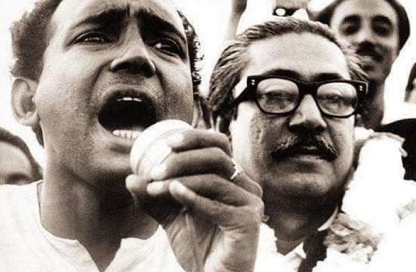 তৎকালীন রেসকোর্স ময়দানে জাতির জনক শেখ মুজিবুর রহমানকে ‘বঙ্গবন্ধু’ উপাধি দেন তোফায়েল আহমদ (ছবি: সংগৃহীত)