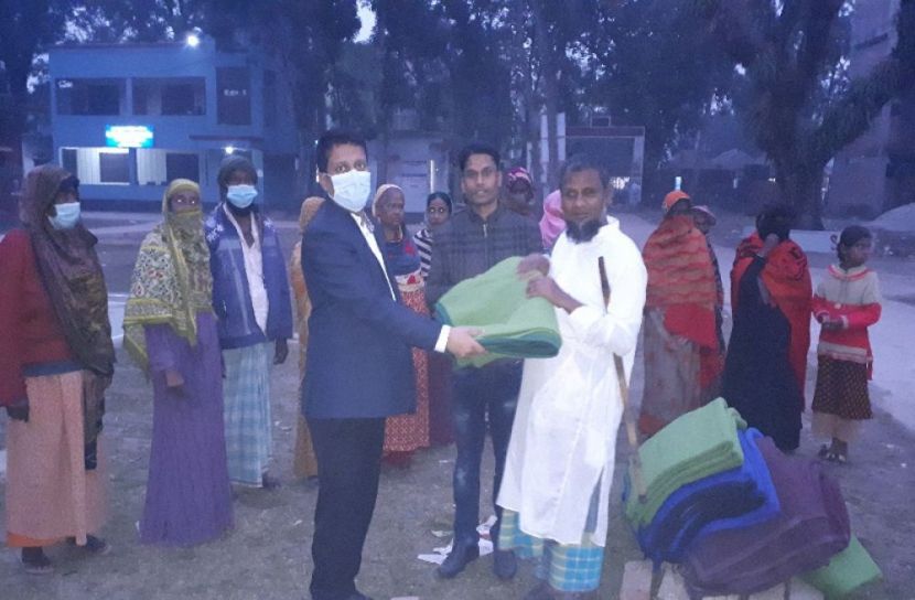 বোয়ালমারীতে শীতার্ত মানুষের মধ্যে কম্বল বিতরণ 