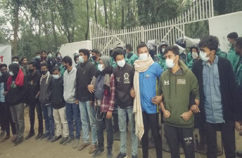 ভিসির বাসায় খাবার নিতে দিলেন না শিক্ষার্থীরা