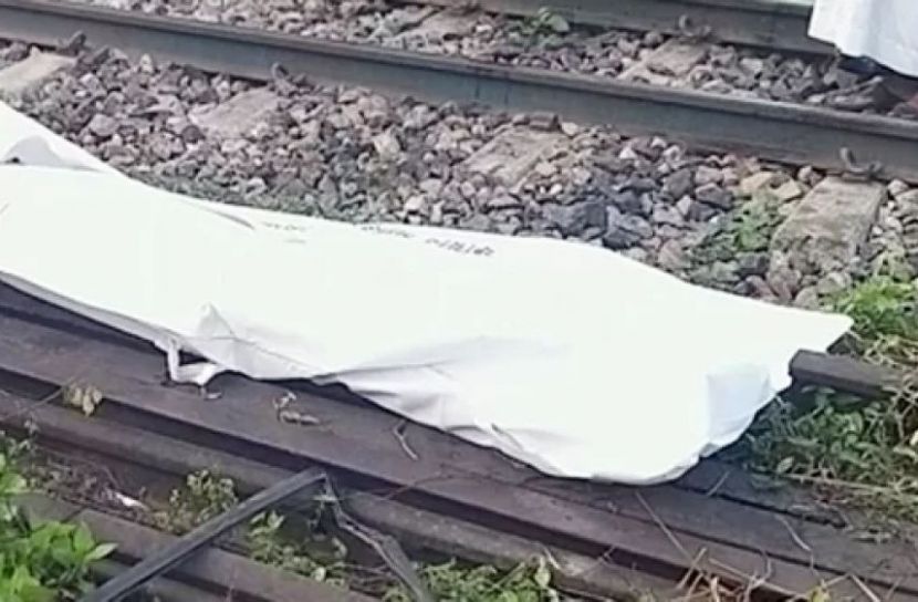 ট্রেনের ধাক্কায় ভ্যানচালকের মৃত্যু