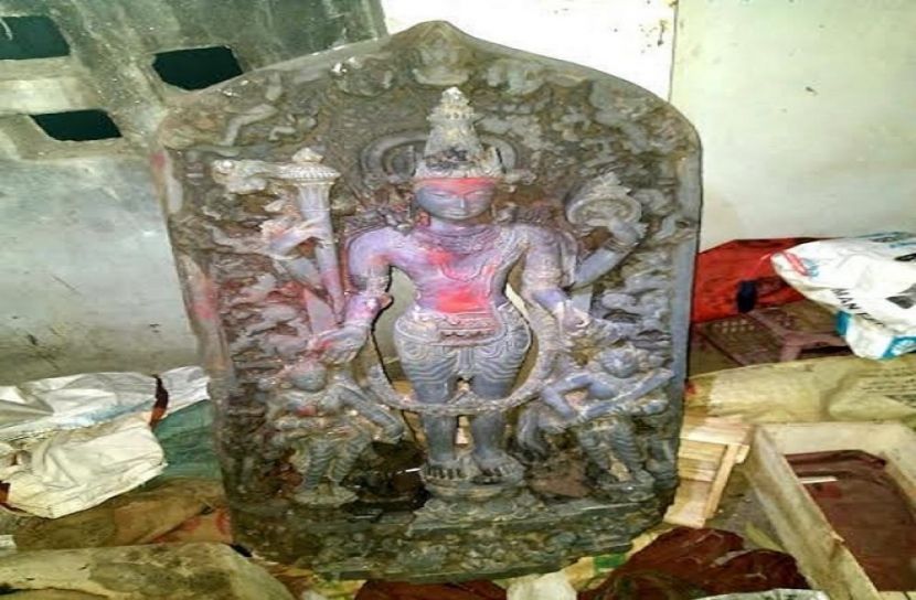 নওগাঁয় কষ্টি পাথরের মূর্তি উদ্ধার