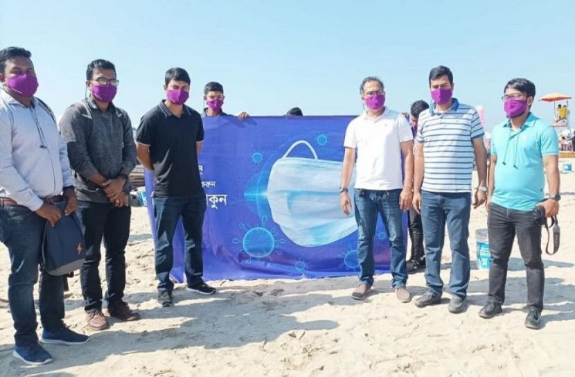 কক্সবাজারে পর্যটকদের মাঝে বার্জারের মাস্ক বিতরণ