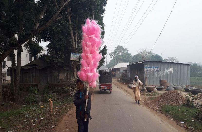 লেখাপড়ার পরিবর্তে শিশু হাসিবুল ব্যস্ত অর্থ রোজগারে