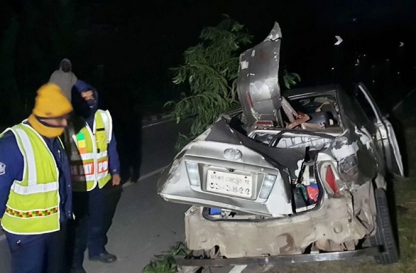 প্রাইভেটকার থেকে আহত যাত্রীদের উদ্ধার করার সময় উদ্ধারকারীদের চাপা দিয়েছে আরেকটি বাস (ছবি: সংগৃহীত)