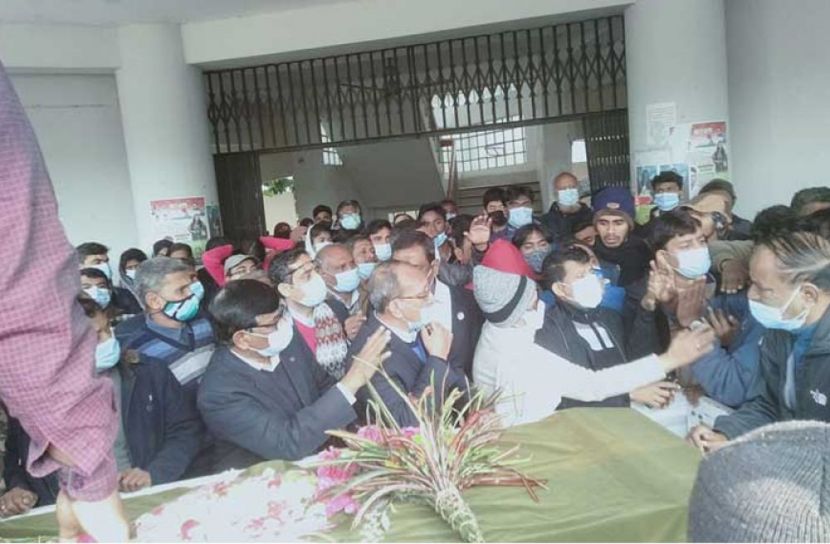 বিশ্ববিদ্যালয়ের কেন্দ্রীয় মসজিদে হিমেলের প্রথম জানাজার আগে (ছবি: সংগৃহীত)