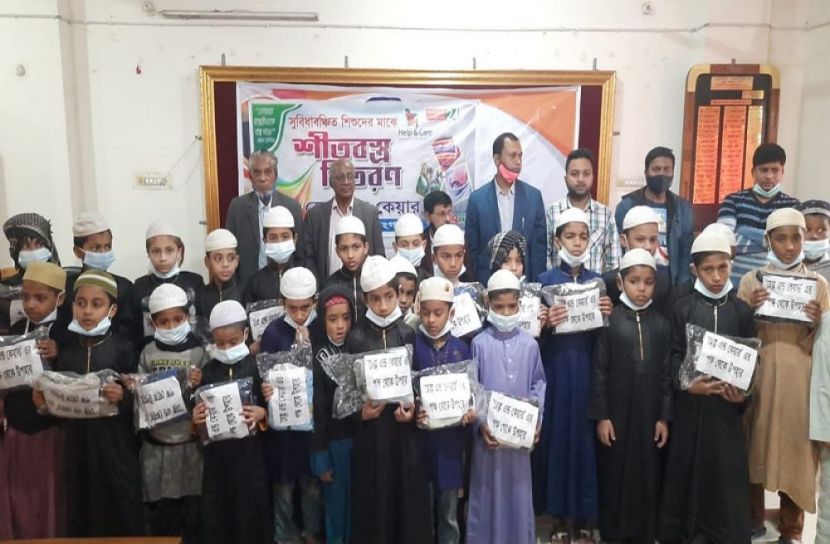 শীতার্ত শিশুদের হাসি ফুটালো ‘হেল্প এন্ড কেয়ার’