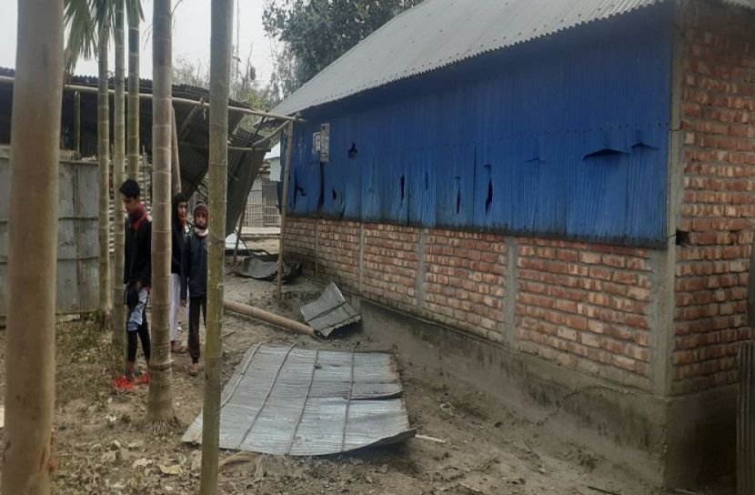 তেঁতুলিয়ায় বসতঘর ভেঙ্গে জমি দখলের অভিযোগ