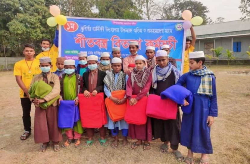 উ‌লিপুরে এতিমদের মা‌ঝে কম্বল বিতরণ