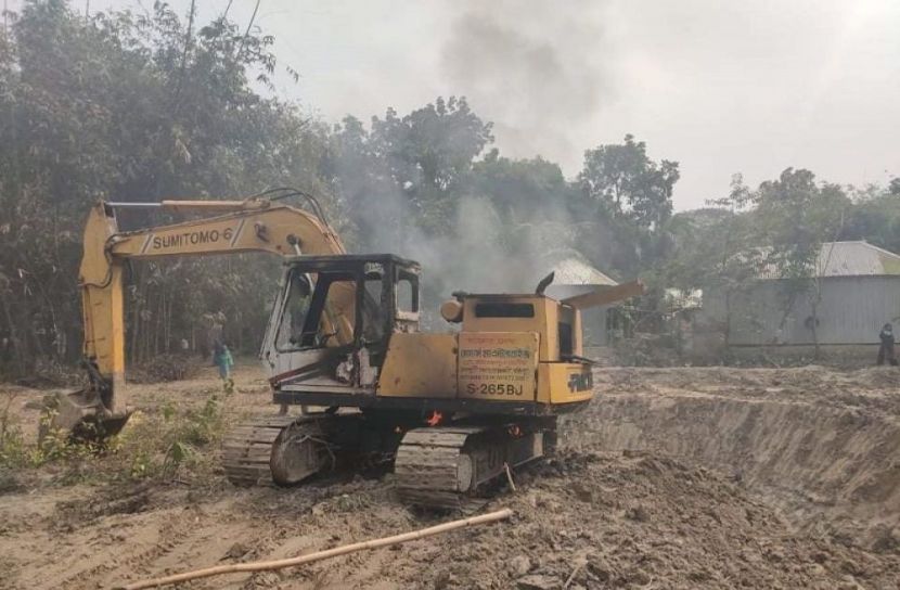 বোয়ালমারীতে ফসলি জমিতে পুকুর খনন, লাখ টাকা জরিমানা