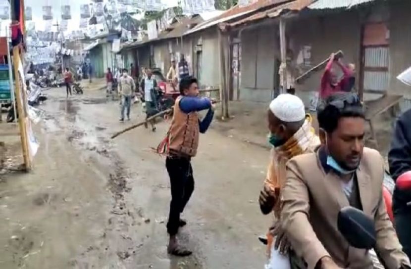 নোয়াখালীতে স্বতন্ত্র প্রার্থীর গাড়ি বহরে হামলা
