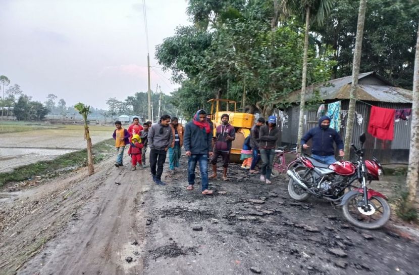 উলিপুরে রাস্তার কাজ শেষ না হতেই উঠে যাচ্ছে কার্পেটিং