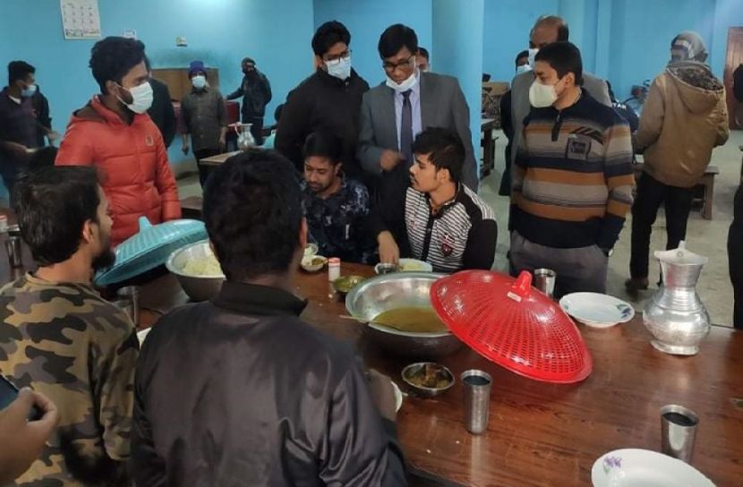 খাবারের মান দেখতে হল ডাইনিংয়ে রাবি উপ-উপাচার্য  