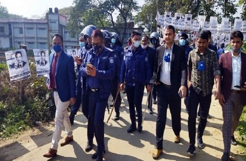 সংঘর্ষের পর ঘটনাস্থল পরিদর্শন করেন এসপি ও নির্বাহী ম্যাজিস্ট্রেট, সাতকানিয়া, চট্টগ্রাম। (ছবি-সংগৃহীত)