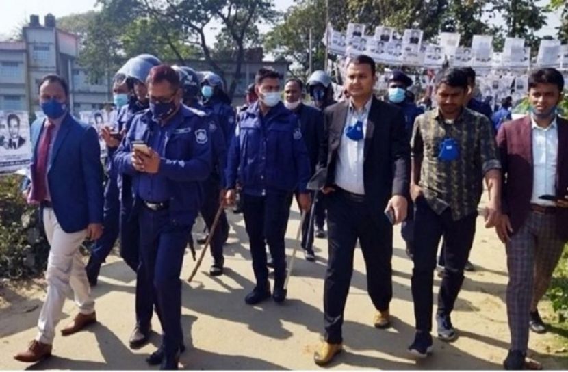 সংঘর্ষের পর ঘটনাস্থল পরিদর্শন করেন এসপি ও নির্বাহী ম্যাজিস্ট্রেট, সাতকানিয়া, চট্টগ্রাম।