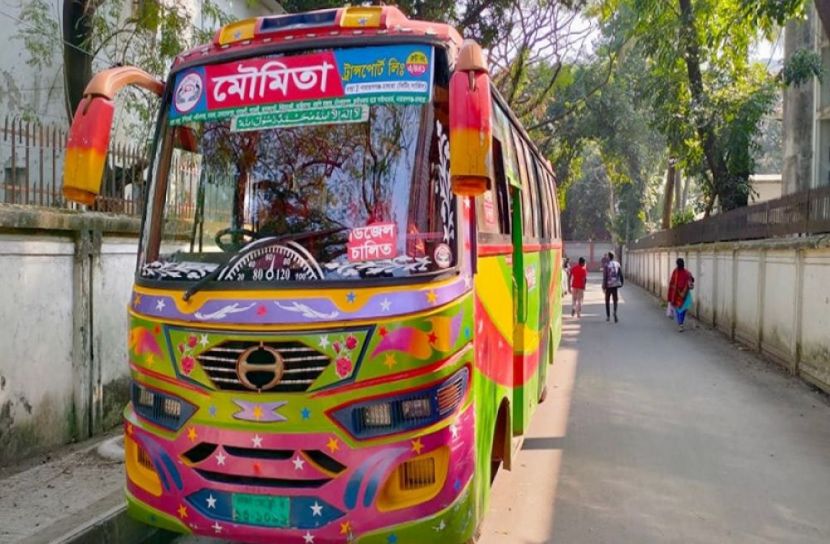 কলেজছাত্রকে মারধর, তিনটি বাস আটক