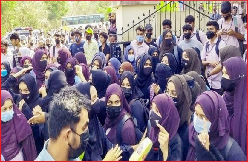 দিল্লীতে মুসলিম শির্ক্ষা্থীদের বিক্ষোভ
