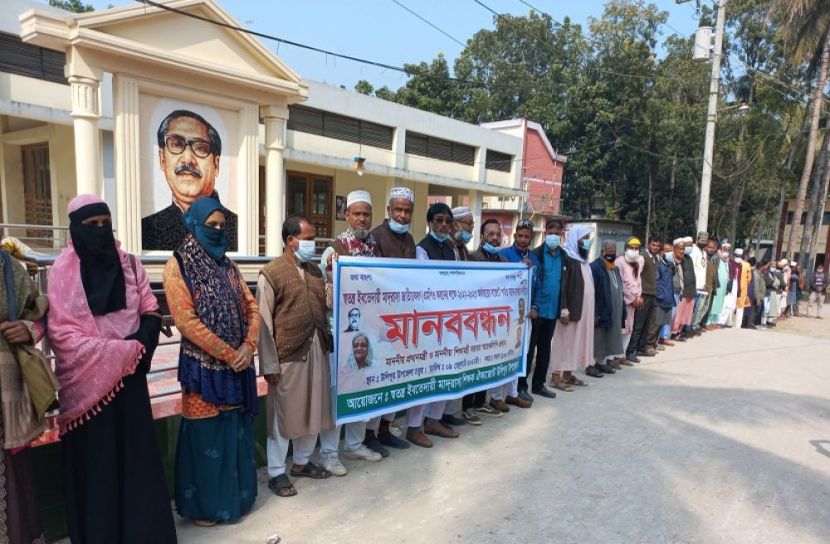 উলিপুরে ইবতেদায়ী মাদ্রসা শিক্ষক জোটের মানববন্ধন