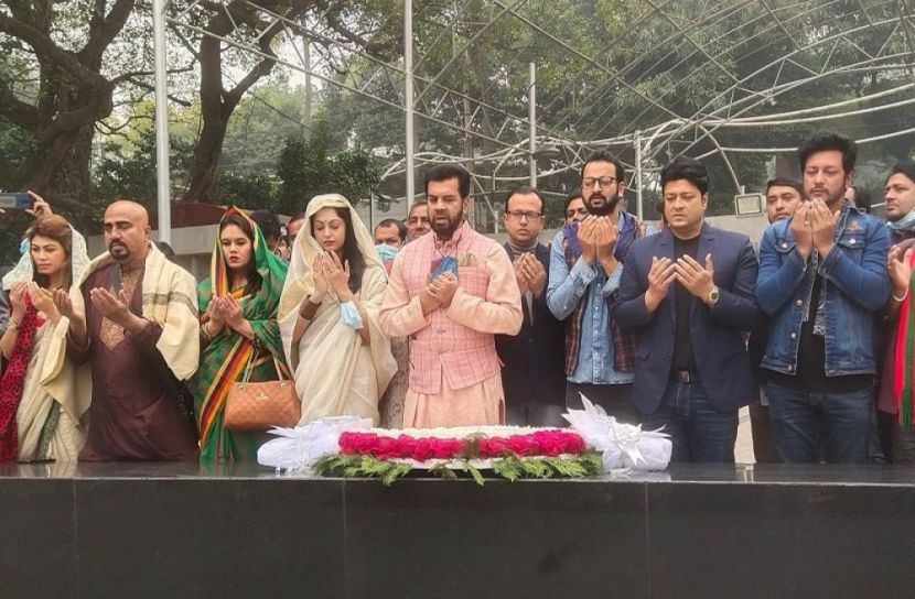 বঙ্গবন্ধুর প্রতিকৃতিতে শিল্পী সমিতির শ্রদ্ধা