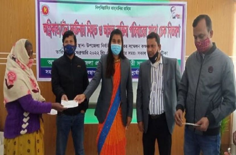 তে ক্ষতিগ্রস্থ পরিবারের মাঝে চেক বিতরণ