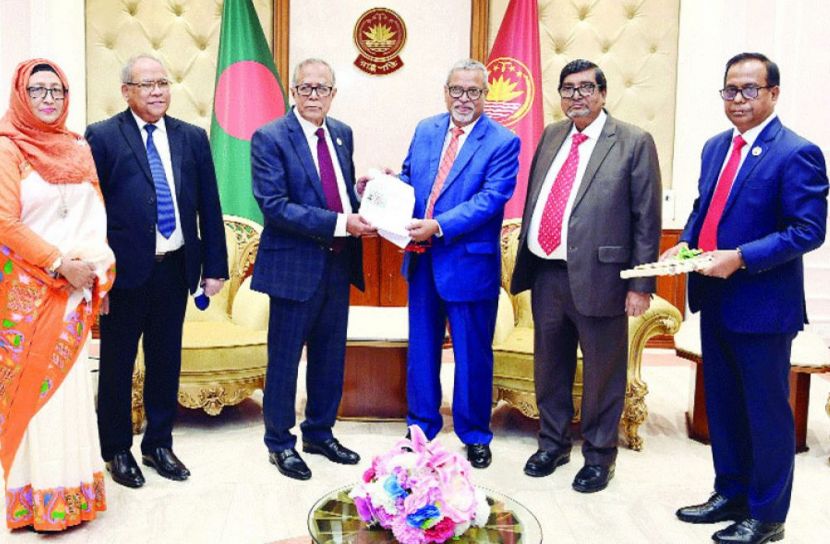 এ নির্বাচন কমিশন রাষ্ট্রপতির সঙ্গে বিদায়ী সাক্ষাৎ করেছে (ছবি: সংগৃহীত)