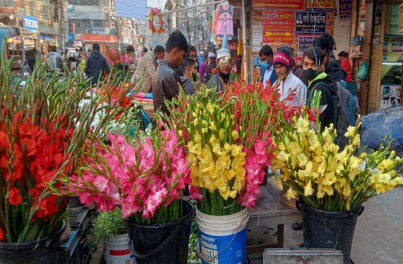 ফরিদপুরে ফুলের সরবরাহ কম, বাড়তি দামে বিক্রি 