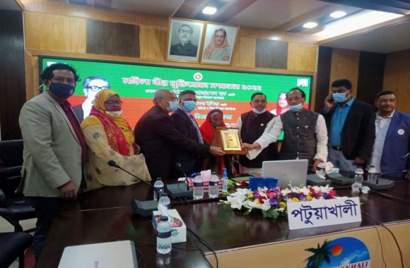 পটুয়াখালীতে নারী মুক্তিযোদ্ধাকে সম্মাননা