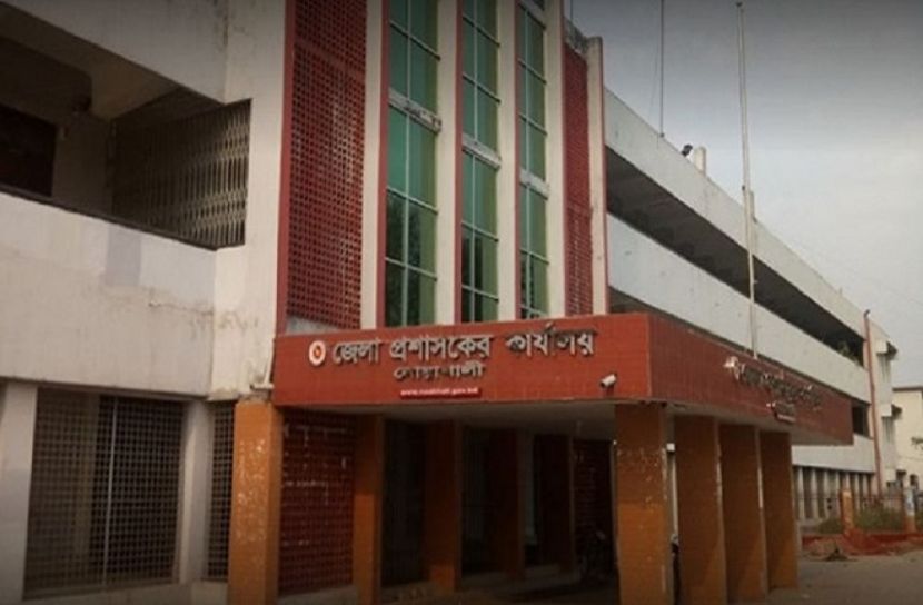 ডিসি অফিস থেকে টেন্ডার ছিনতাইয়ের অভিযোগ