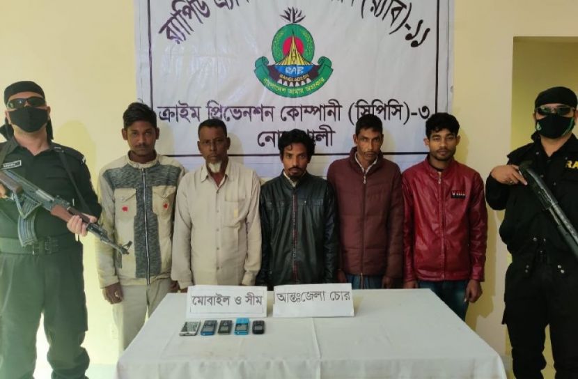 যাত্রী সেজে অটোরিকশা ছিনতাই, গ্রেফতার ৫