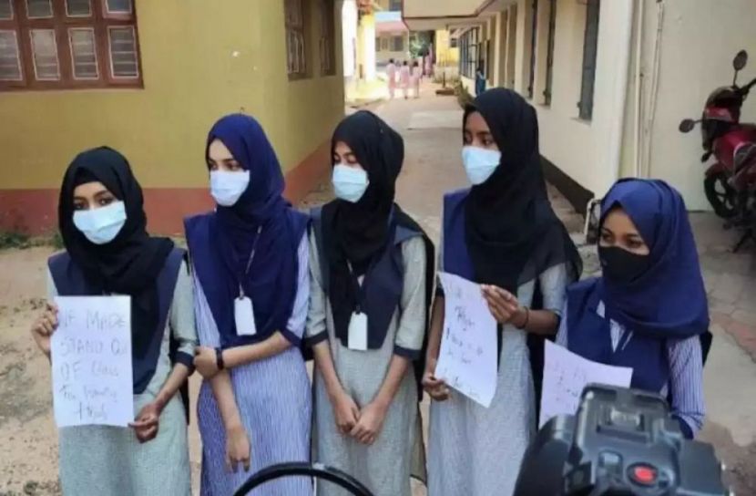 কর্ণাটকে হিজাব পরায় ছাত্রীদের কলেজে ঢুকতে বাধা