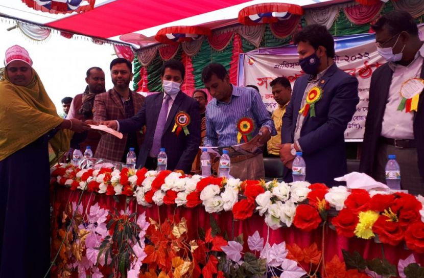 প্রদর্শনীতে অংশগ্রহণকারীদের পুরস্কৃত করা হচ্ছে (ছবি: সান নিউজ)