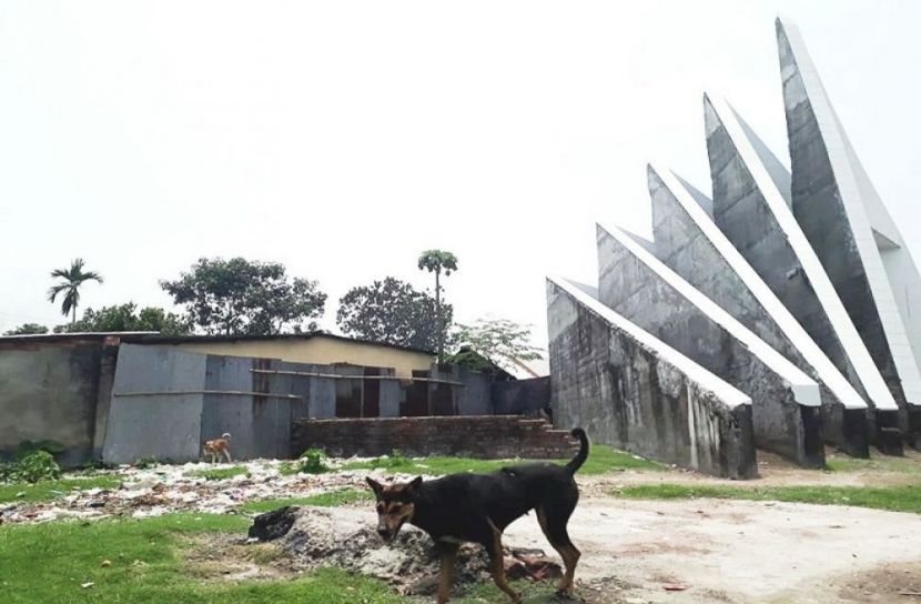 শহীদ স্মৃতিস্তম্ভ ঘেঁষে ময়লার স্তূপ
