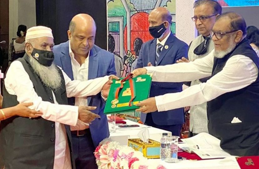 প্রধানমন্ত্রীর পক্ষ থেকে পদক হস্তান্তর করেন মুক্তিযুদ্ধ বিষয়ক মন্ত্রী আ ক ম মোজাম্মেল হক (ছবি: সংগৃহীত)
