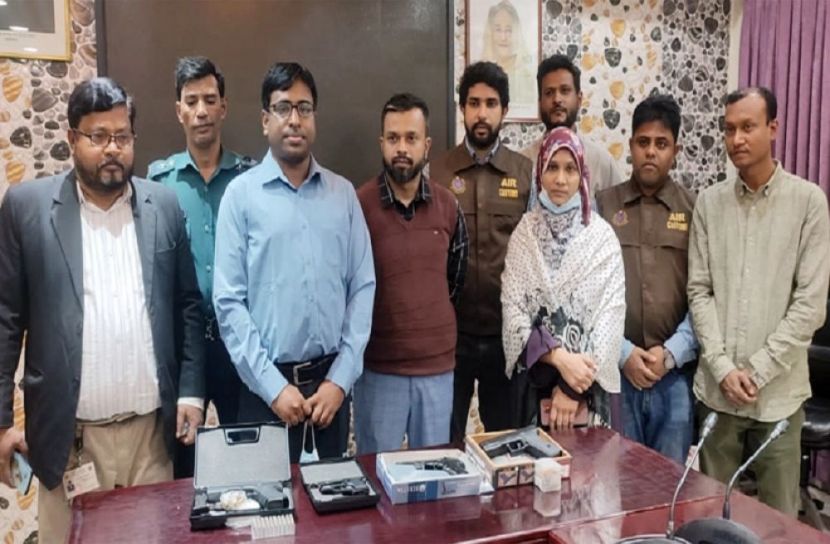 গৃহাস্থলি পণ্যের চালানে আসা দুটি পিস্তল জব্দ