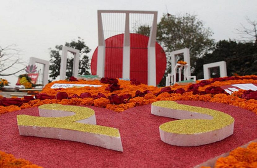 শহিদ মিনারের বেদিতে পুষ্পস্তবক অর্পণের মাধ্যমে ভাষাশহিদদের প্রতি শ্রদ্ধা জানানো শুরু হয় (ছবি: সংগৃহীত)